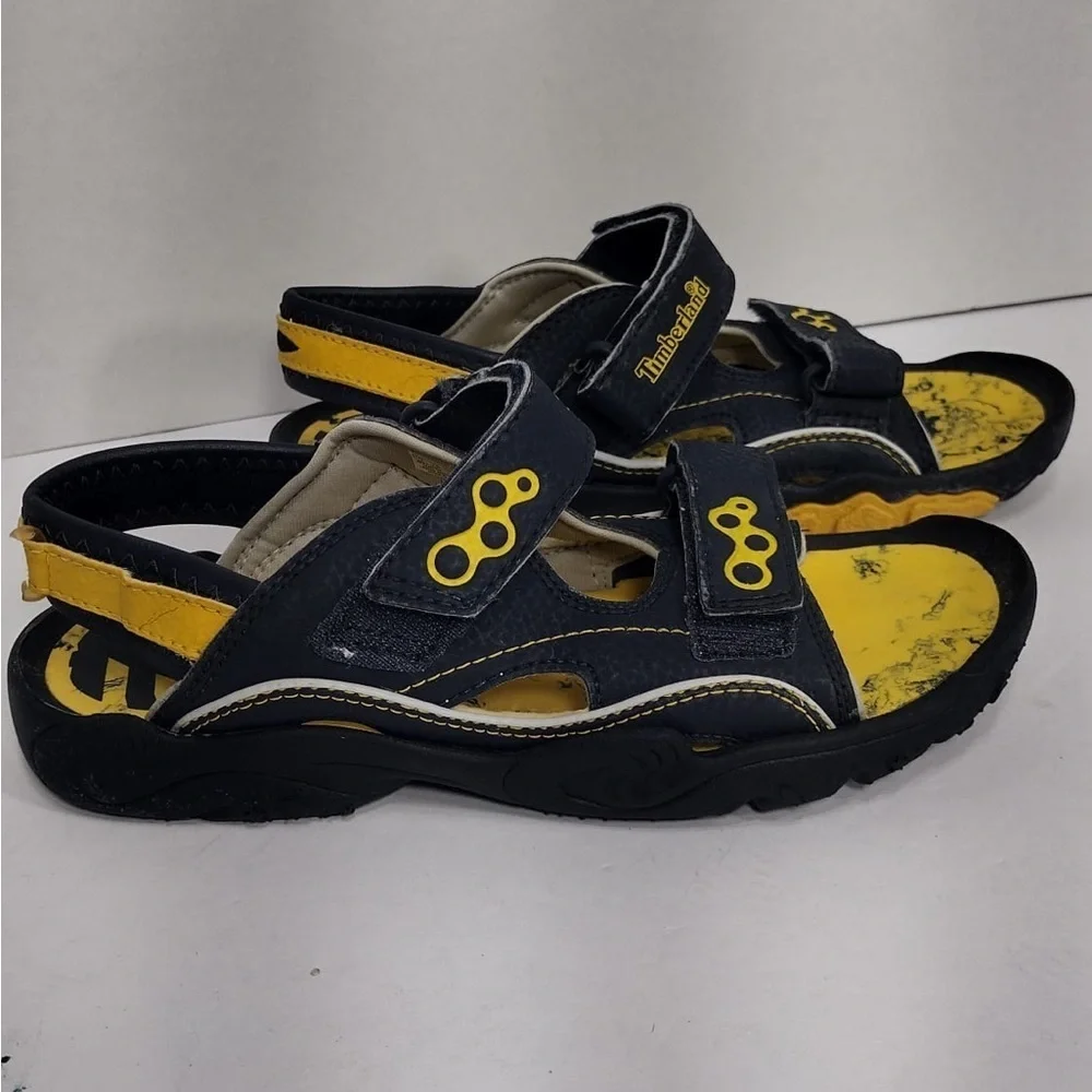 Timberland Black and Yellow Sandals  size 2 pre owned Exellent condition